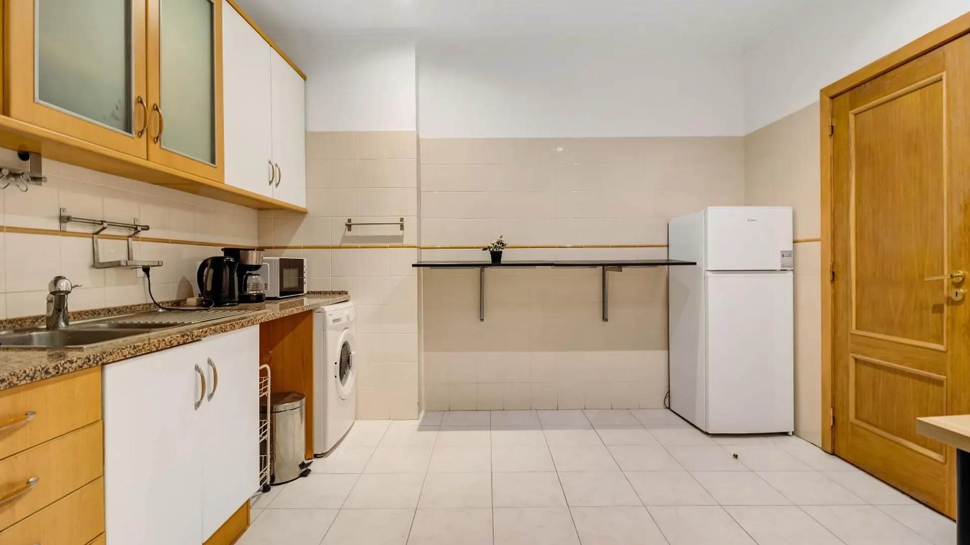 Santa Apolonia Apartment Лиссабон